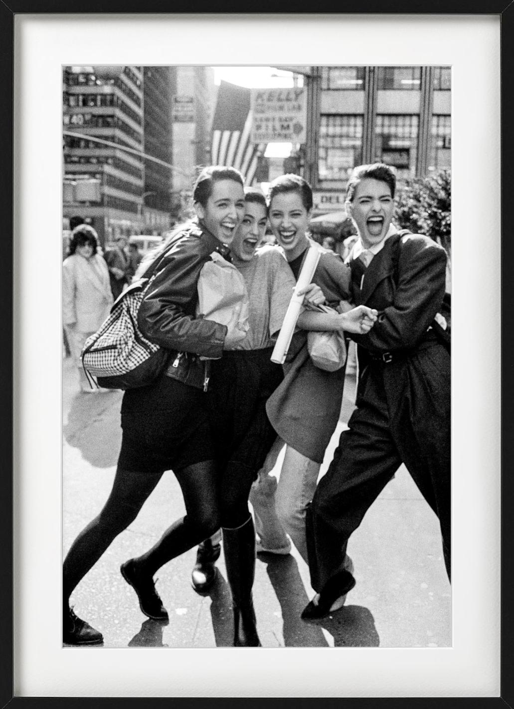 Portrait de groupe de quatre top-modèles des années 90, Gail Elliott, Yasmin Le Bon, Christy Turlington et Linda Evangelista, dans les rues de New York, photographiées par Arthur Elliotts en 1987.

Tous les tirages sont en édition limitée.