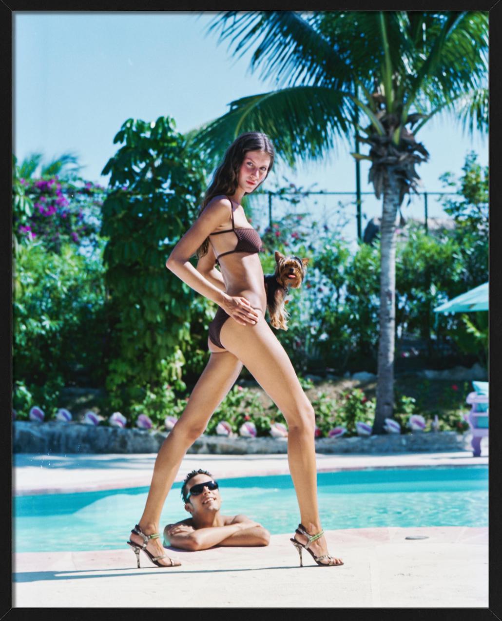 Gisele Bündchen in Louis Vuitton - Ritratto in piscina, fotografia d'autore, 1999 in vendita 2