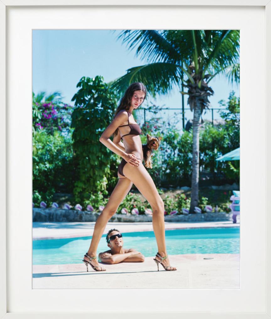 Gisele Bündchen in Louis Vuitton - Ritratto in piscina, fotografia d'autore, 1999 in vendita 1