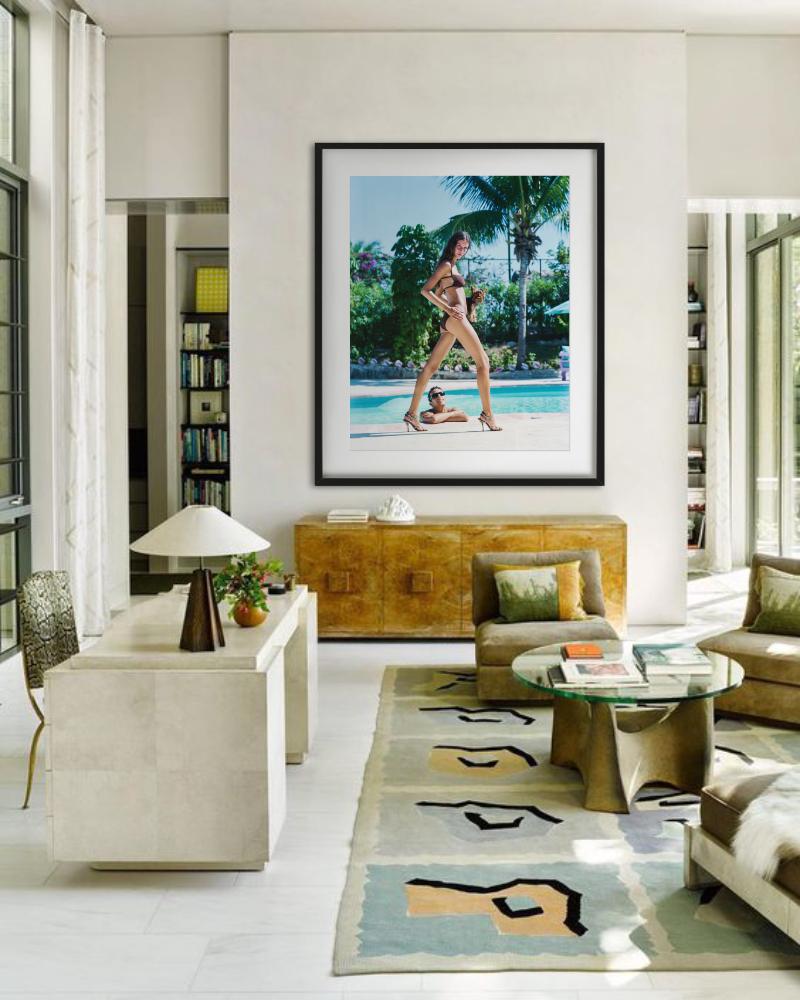 Gisele Bündchen in Louis Vuitton - Ritratto in piscina, fotografia d'autore, 1999 - Photograph Contemporaneo di Arthur Elgort