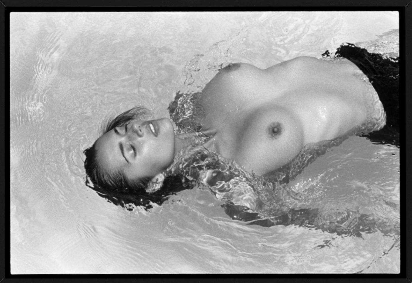 Heather Stewart Whyte - Modella nuda in acqua, Fotografia d'autore, 1991 - Photograph di Arthur Elgort