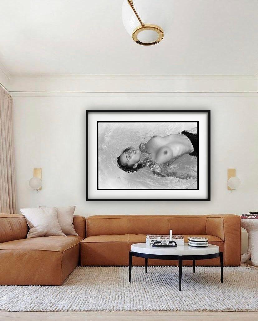 Heather Stewart Whyte - Modella nuda in acqua, Fotografia d'autore, 1991 - Nude Photograph Grigio di Arthur Elgort