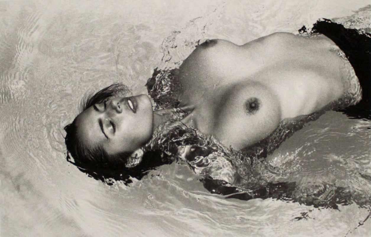 Nude Photograph di Arthur Elgort - Heather Stewart Whyte - Modella nuda in acqua, Fotografia d'autore, 1991