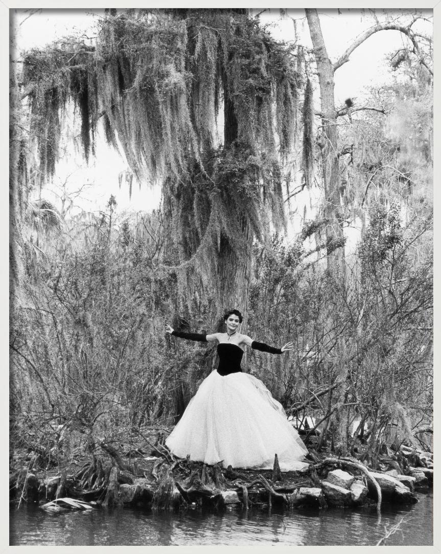 Helena Christensen, Vogue britannique, photographie d'art, 1990 - Photograph de Arthur Elgort