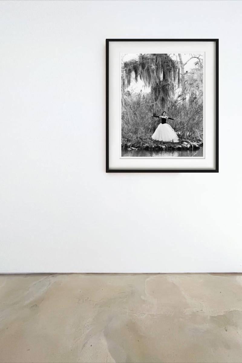 Helena Christensen, Vogue britannique, photographie d'art, 1990 - Gris Figurative Photograph par Arthur Elgort