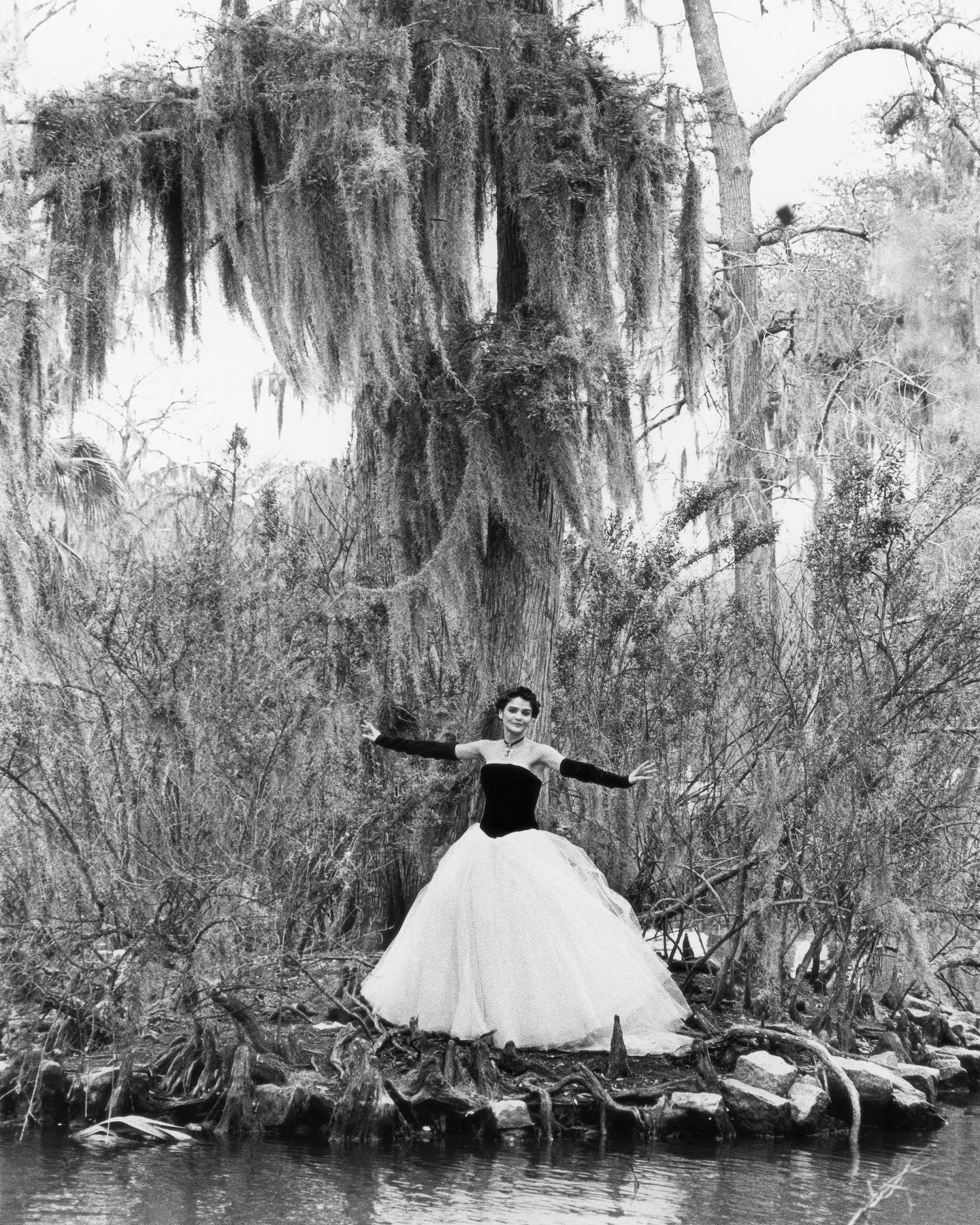 Figurative Photograph Arthur Elgort - Helena Christensen, Vogue britannique, photographie d
art, 1990