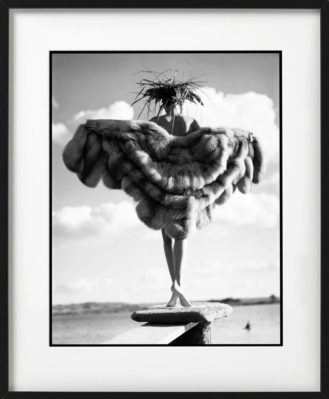 Jeny Howorth, Watermill, NY pour Pelle Magazine - Photographie d'art 1987 - Gris Black and White Photograph par Arthur Elgort