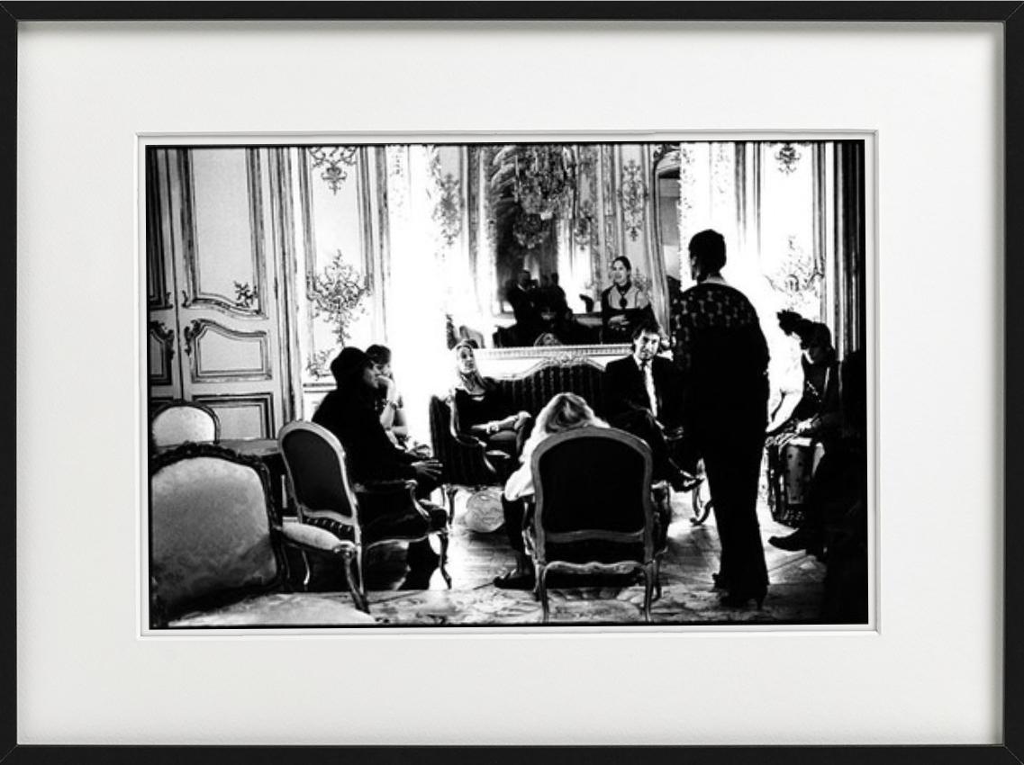 Salone di Karl Lagerfeld - Interno barocco con persone, Fotografia d'autore 1991 - Black and White Photograph Grigio di Arthur Elgort