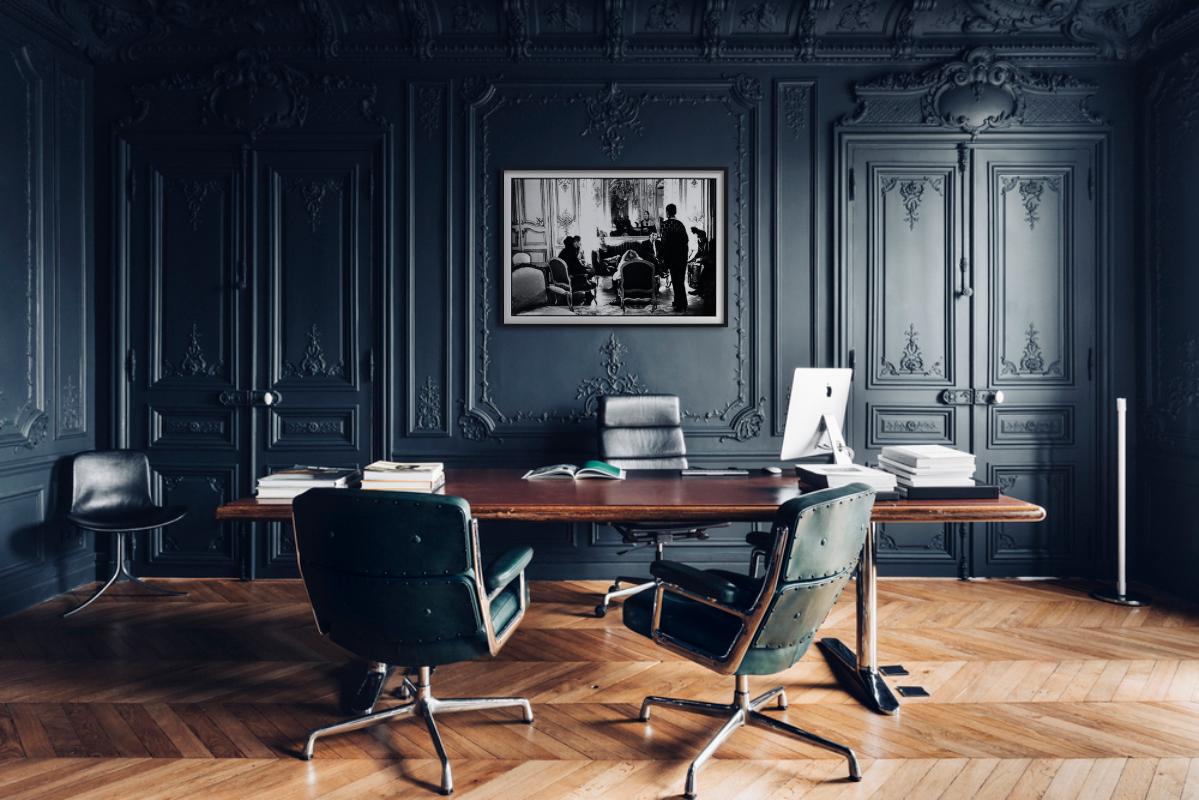 Salone di Karl Lagerfeld - Interno barocco con persone, Fotografia d'autore 1991 in vendita 1