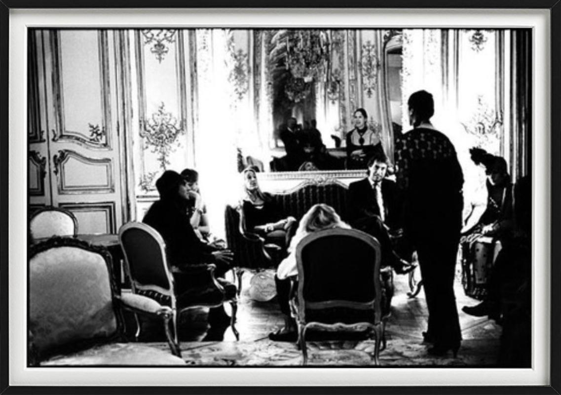 Salone di Karl Lagerfeld - Interno barocco con persone, Fotografia d'autore 1991 in vendita 2