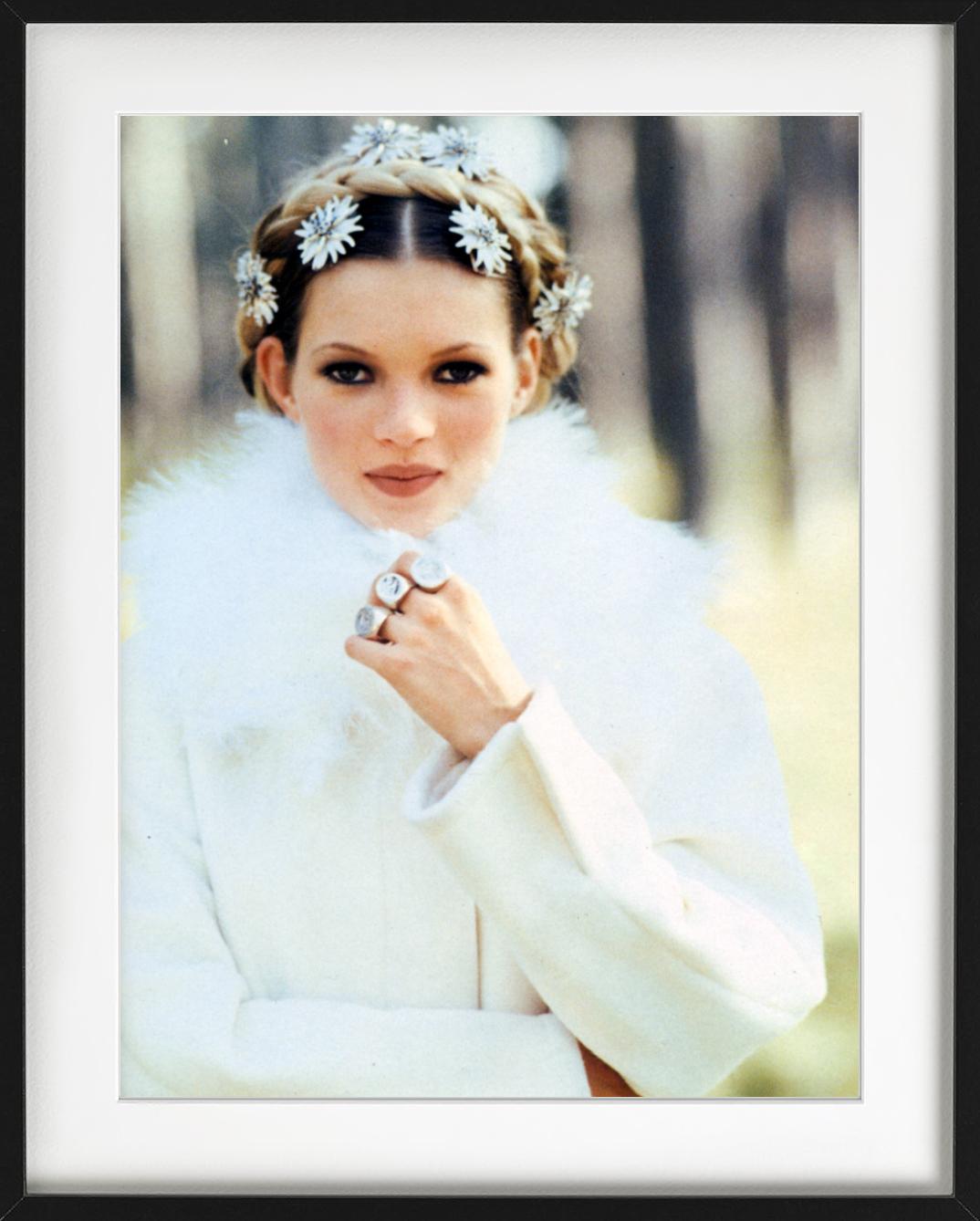 Kate Moss, para Vogue Italia, Fotografía artística, 1992 - Color Photograph Gris de Arthur Elgort