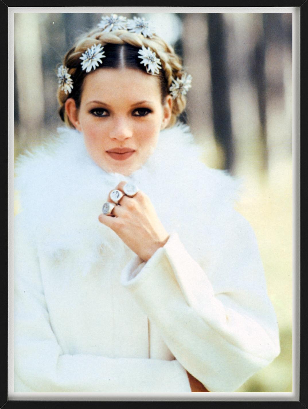 La supermodelo Kate Moss luciendo una corona de flores y una chaqueta blanca, fotografiada por Arthur Elgort.

Todas las impresiones son de edición limitada. Disponible en varios tamaños. Enmarcado de alta gama a petición.

Todas las impresiones