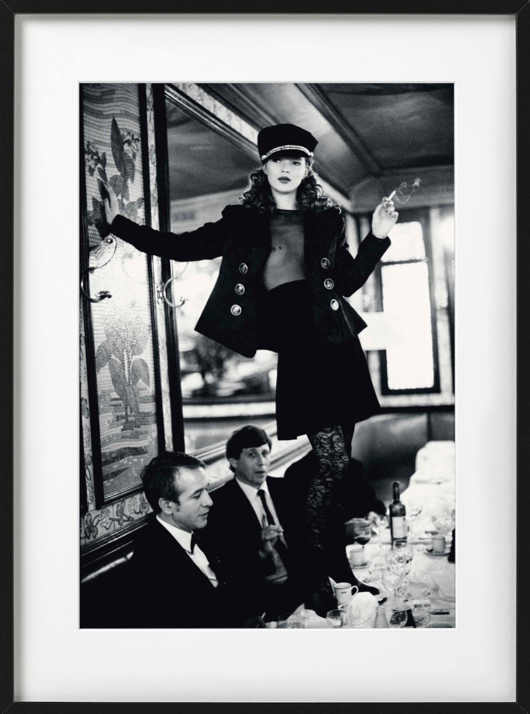 Kate Moss en el Café Lipp, París - retrato de la supermodelo, Fotografía artística en venta 5