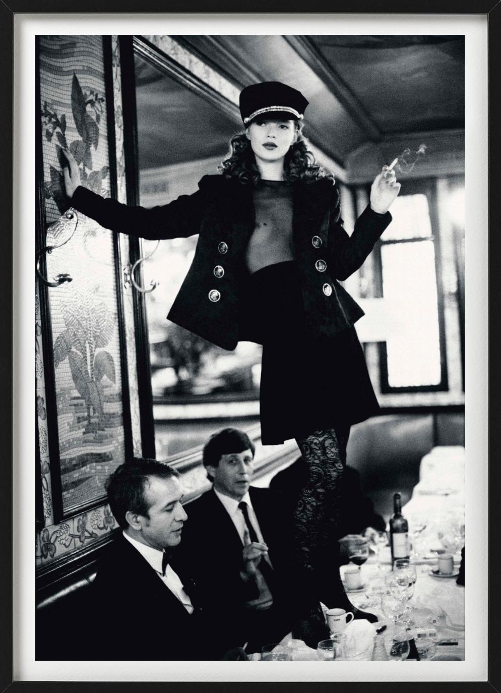 Kate Moss en el Café Lipp, París - retrato de la supermodelo, Fotografía artística en venta 6