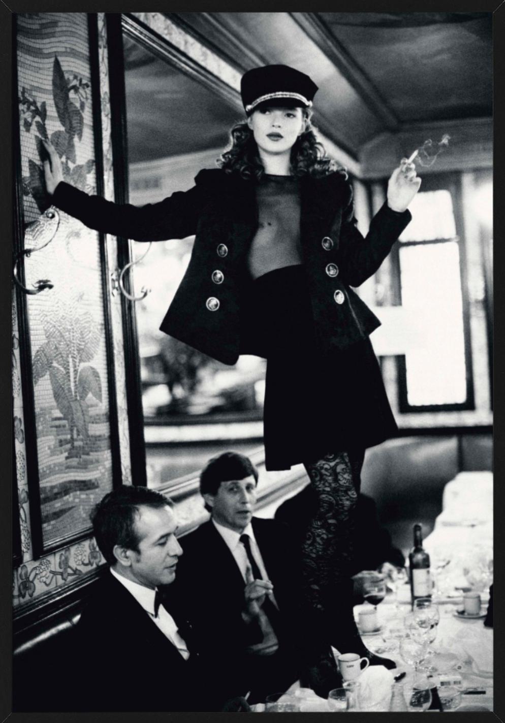 Kate Moss en el Café Lipp, París - retrato de la supermodelo, Fotografía artística - Black and White Photograph Negro de Arthur Elgort