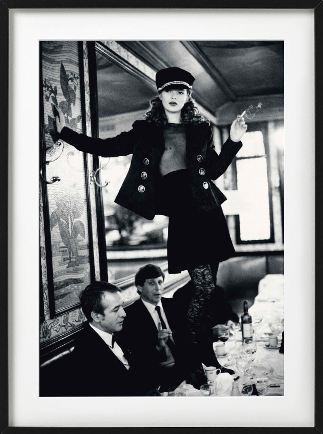Kate Moss en el Café Lipp, París, retrato en blanco y negro de la supermodelo realizado por el legendario Arthur Elgort en 1993.

Todas las impresiones son de edición limitada. Disponible en varios tamaños. Enmarcado de alta gama a petición.

Todas