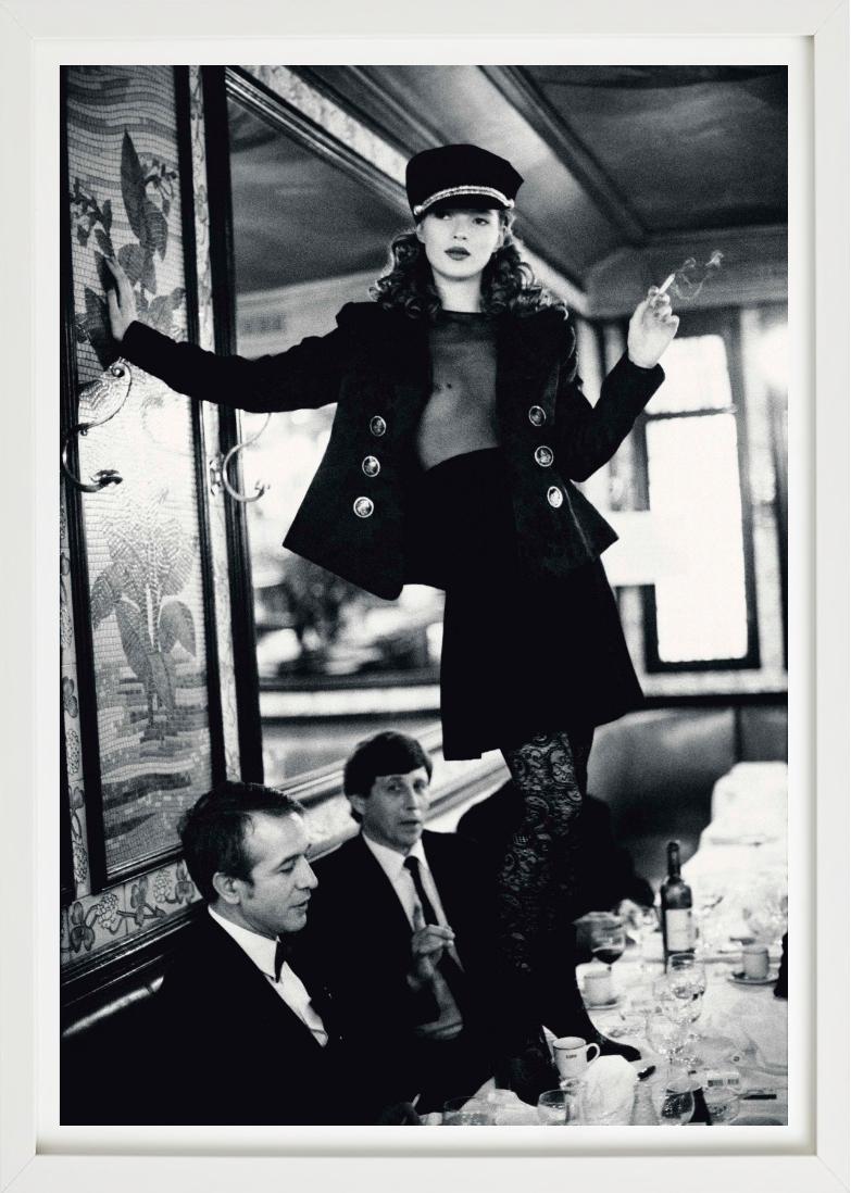 Kate Moss en el Café Lipp, París - retrato de la supermodelo, Fotografía artística en venta 1