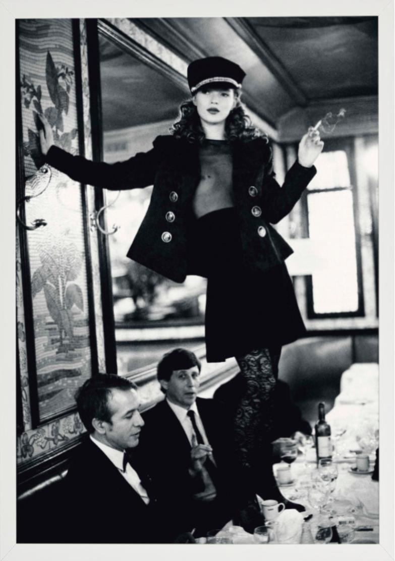 Kate Moss en el Café Lipp, París - retrato de la supermodelo, Fotografía artística en venta 2
