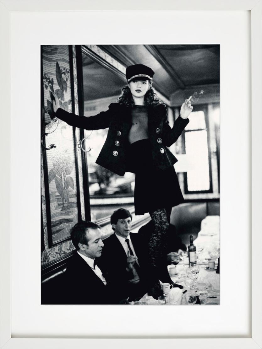 Kate Moss en el Café Lipp, París - retrato de la supermodelo, Fotografía artística en venta 3