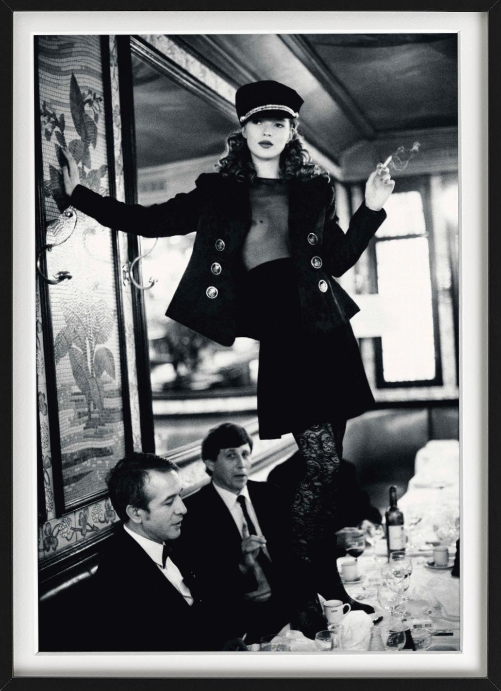 Kate Moss en el Café Lipp, París - retrato de la supermodelo, Fotografía artística en venta 4