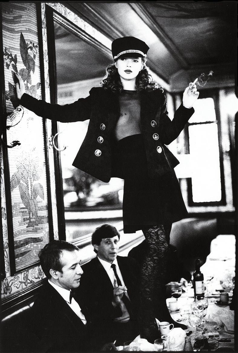 Black and White Photograph di Arthur Elgort - Kate Moss al Cafe Lipp, Parigi - ritratto della top model, Fotografia d'autore