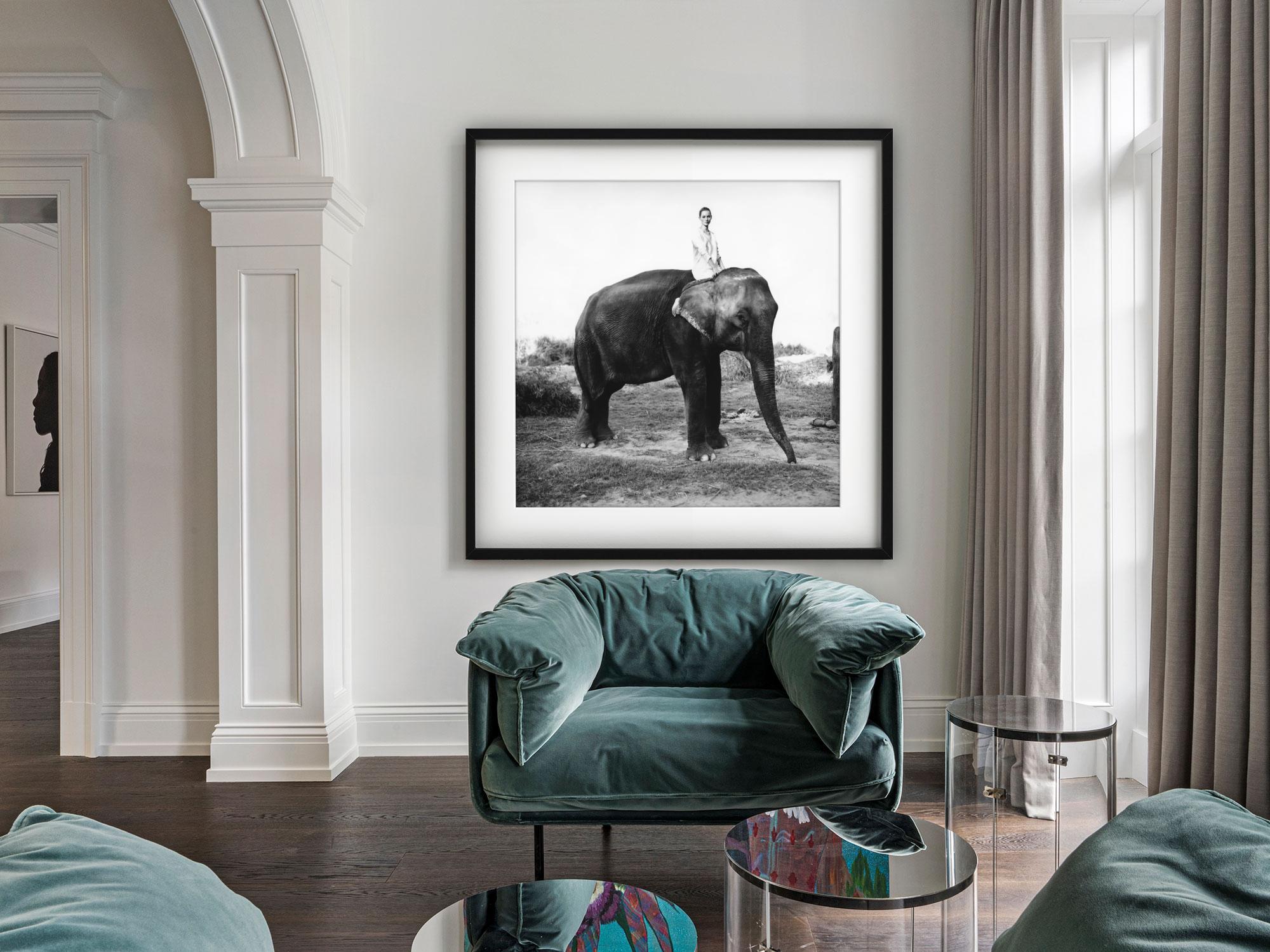 Kate Moss in Nepal, britische Vogue – Modell auf Elefanten, Kunstfotografie 1993 (Zeitgenössisch), Photograph, von Arthur Elgort