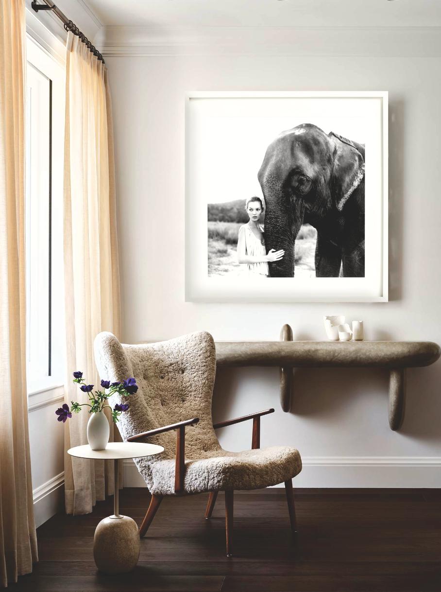 Kate Moss au Népal II - Portrait de modèle avec éléphant, photographie d'art, 1994 en vente 4
