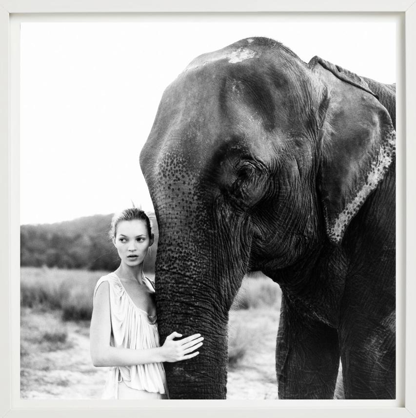 Kate Moss au Népal II - Portrait de modèle avec éléphant, photographie d'art, 1994 - Photograph de Arthur Elgort
