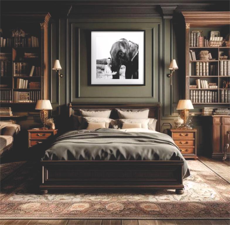 Kate Moss in Nepal II - Ritratto della modella con elefante, Fotografia Fine Art, 1993 - Photograph Contemporaneo di Arthur Elgort