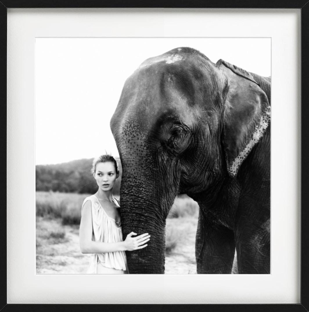 Kate Moss au Népal II - Portrait de modèle avec éléphant, photographie d'art, 1994 - Noir Black and White Photograph par Arthur Elgort