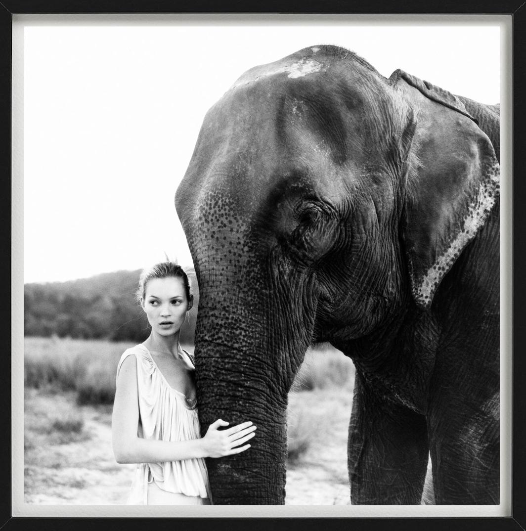 Kate Moss au Népal II - Portrait de modèle avec éléphant, photographie d'art, 1994 en vente 1