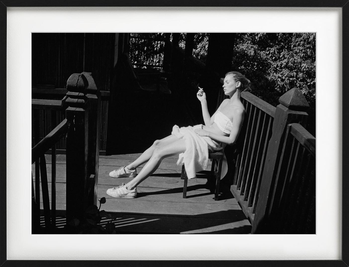 Kate Moss, Descansando en Nepal, Fotografía artística, 1993 - Photograph de Arthur Elgort