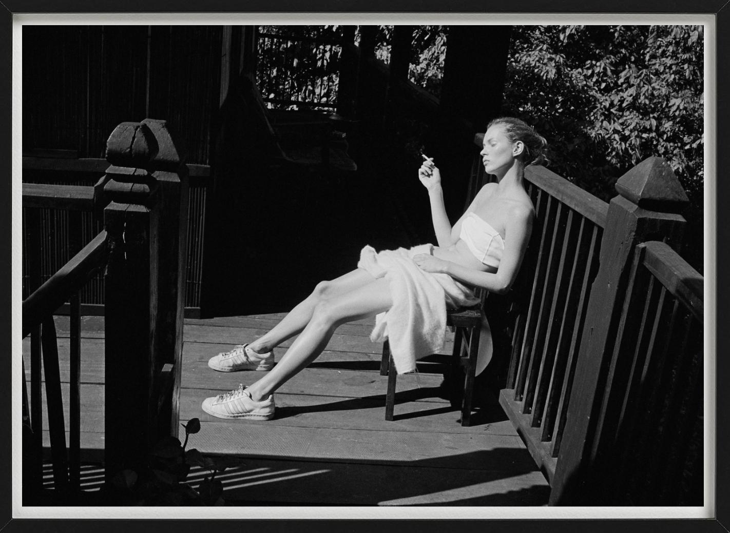 Kate Moss, Descansando en Nepal, Fotografía artística, 1993 - Photograph Contemporáneo de Arthur Elgort
