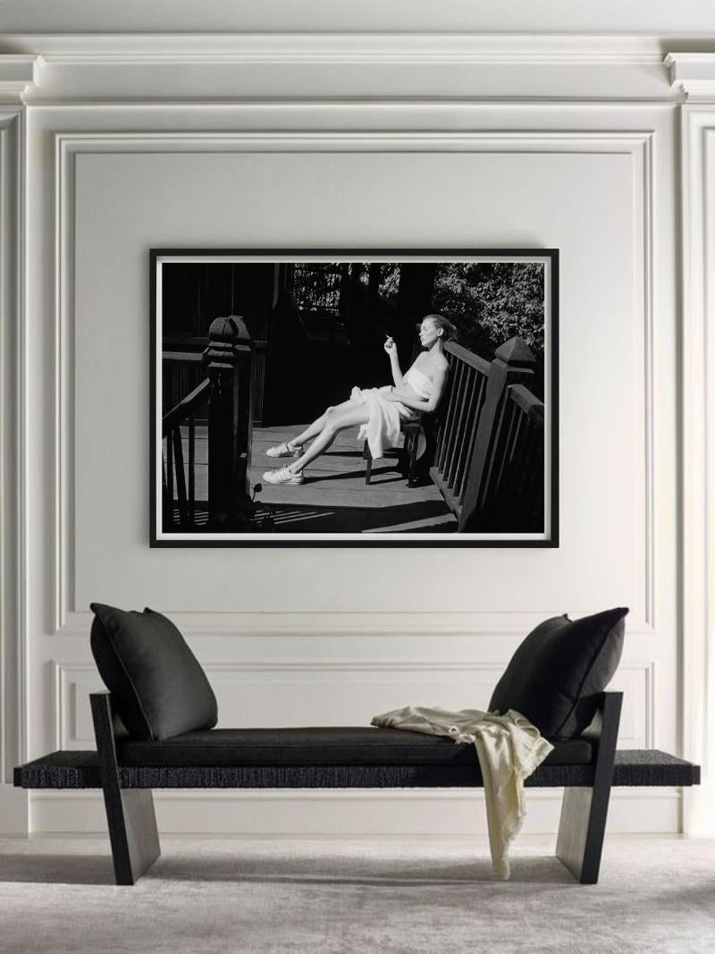 Kate Moss, Descansando en Nepal, Fotografía artística, 1993 - Black and White Photograph Negro de Arthur Elgort
