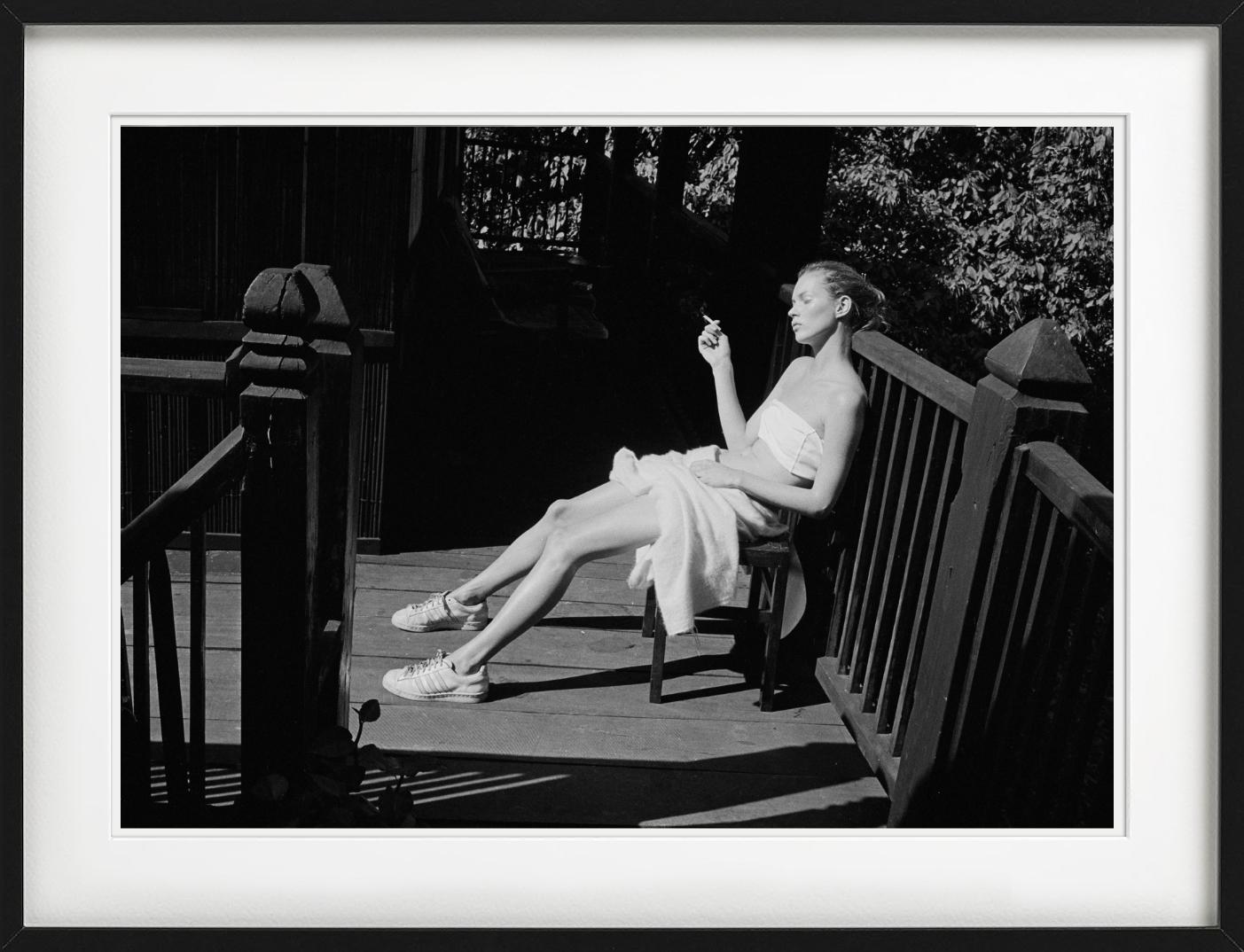 Kate Moss, Descansando en Nepal, Fotografía artística, 1993 en venta 1