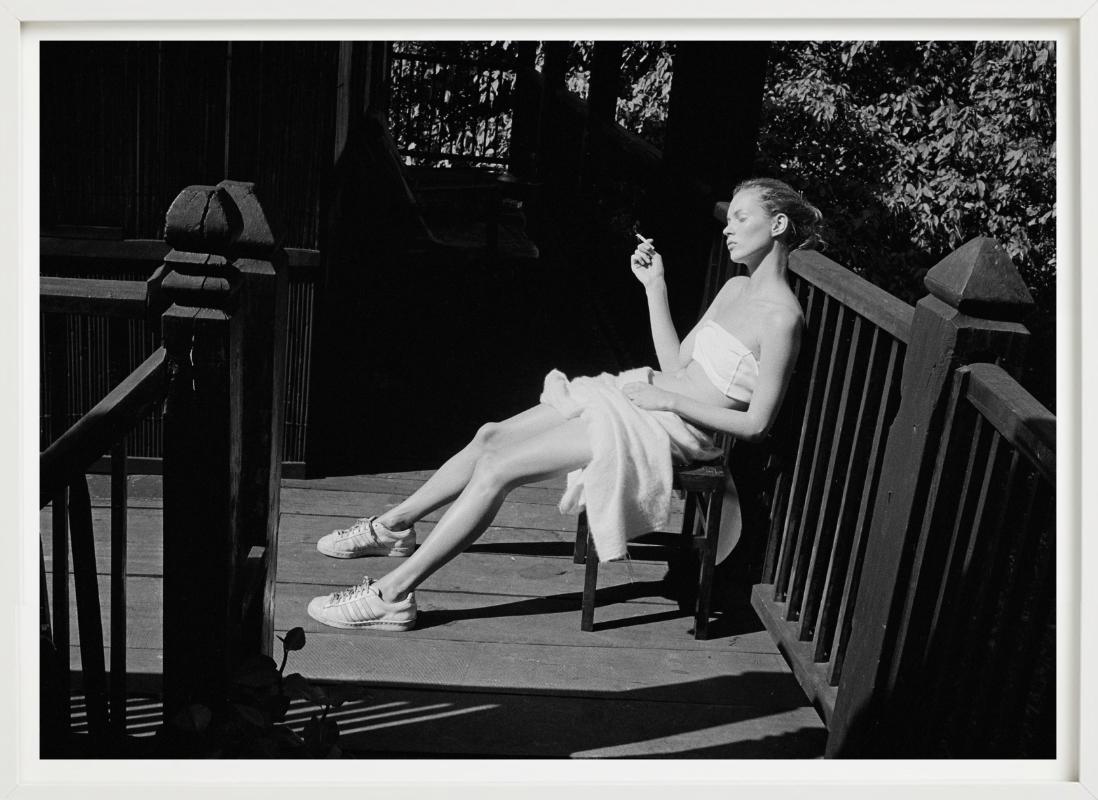 Kate Moss, Descansando en Nepal, Fotografía artística, 1993 en venta 2