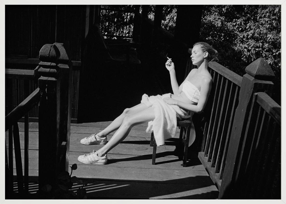 Kate Moss, Descansando en Nepal, Fotografía artística, 1993 en venta 3