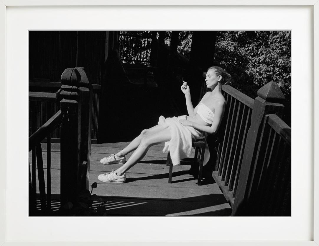 Kate Moss, Descansando en Nepal, Fotografía artística, 1993 en venta 4