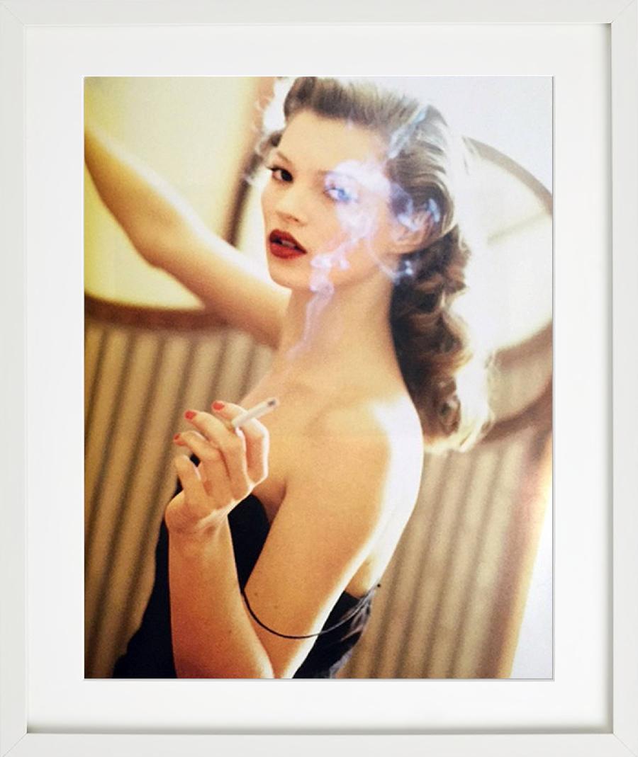 Kate Moss che fuma, Parigi - Ritratto con sigaretta, fotografia artistica, 1993 - Photograph Contemporaneo di Arthur Elgort