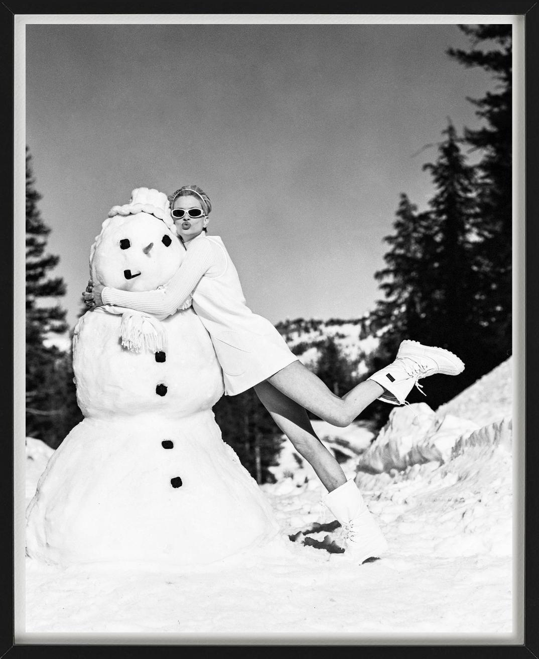 Kristen McMenamy a Mammoth Lake per Vogue Magazine - Fotografia d'autore 1995 - Figurative Photograph Grigio di Arthur Elgort