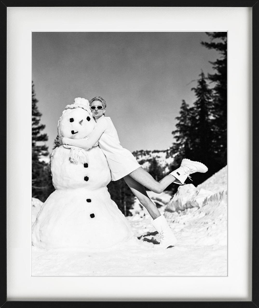 La top model Kristen McMenamy abbraccia un pupazzo di neve, fotografata da Arthur Elgort per Vogue Magazine a Mammoth Lake nel 1995.

Tutte le stampe sono in edizione limitata. Disponibile in più misure. Cornici di alto livello su richiesta.

Tutte