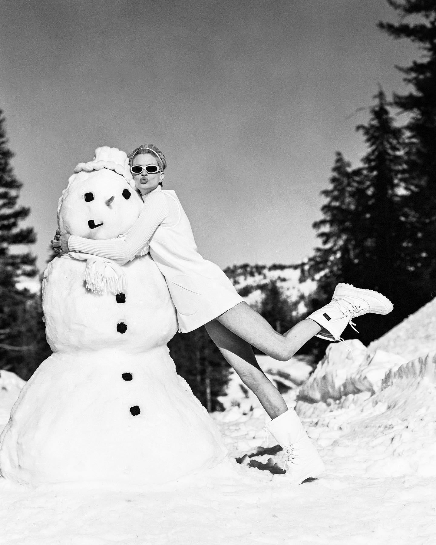 Figurative Photograph di Arthur Elgort - Kristen McMenamy a Mammoth Lake per Vogue Magazine - Fotografia d'autore 1995