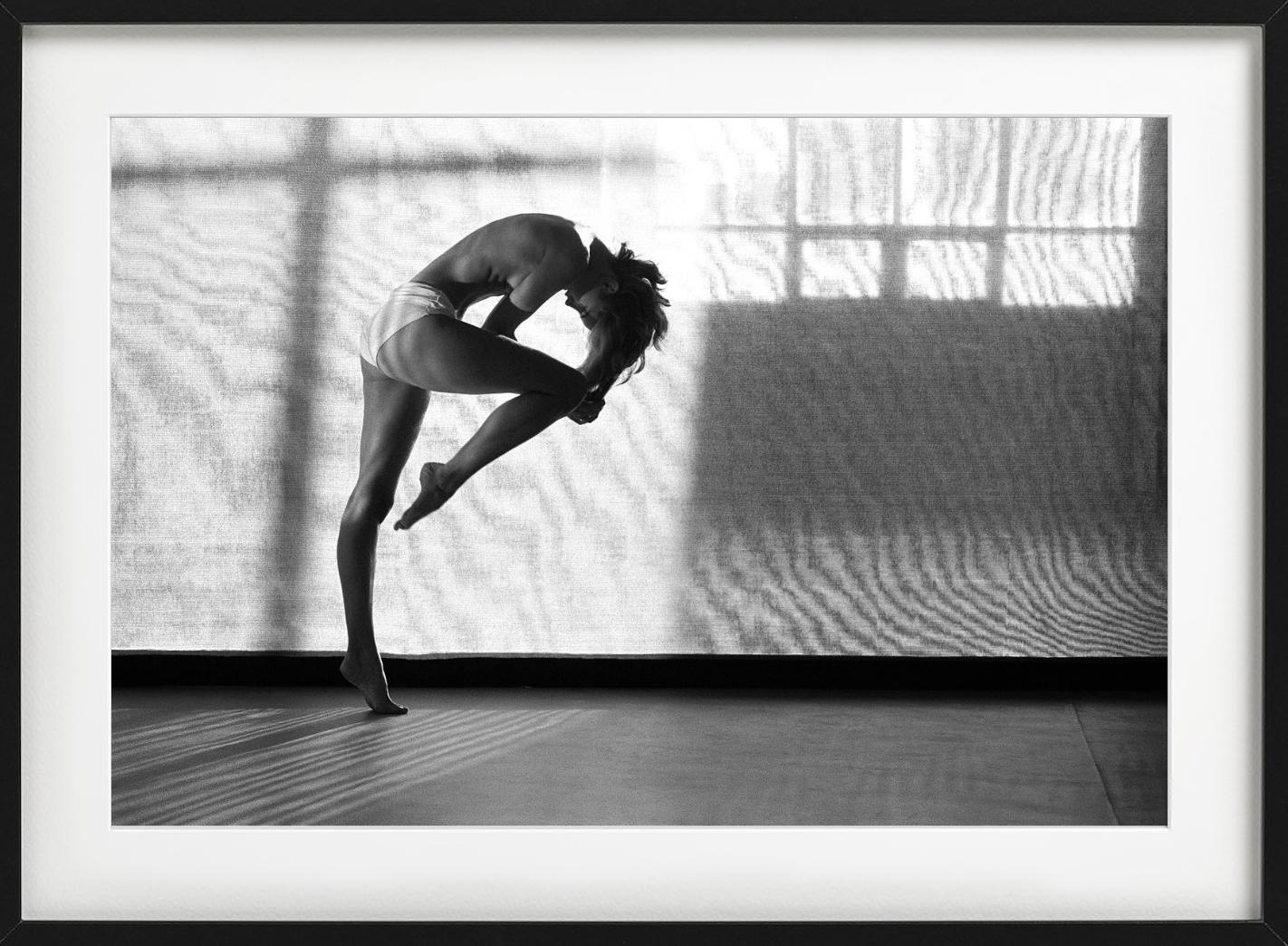 Lisa Durham, NYC, Nackte Tänzerin mit Lichttextur, Kunstfotografie, 1986 (Zeitgenössisch), Photograph, von Arthur Elgort