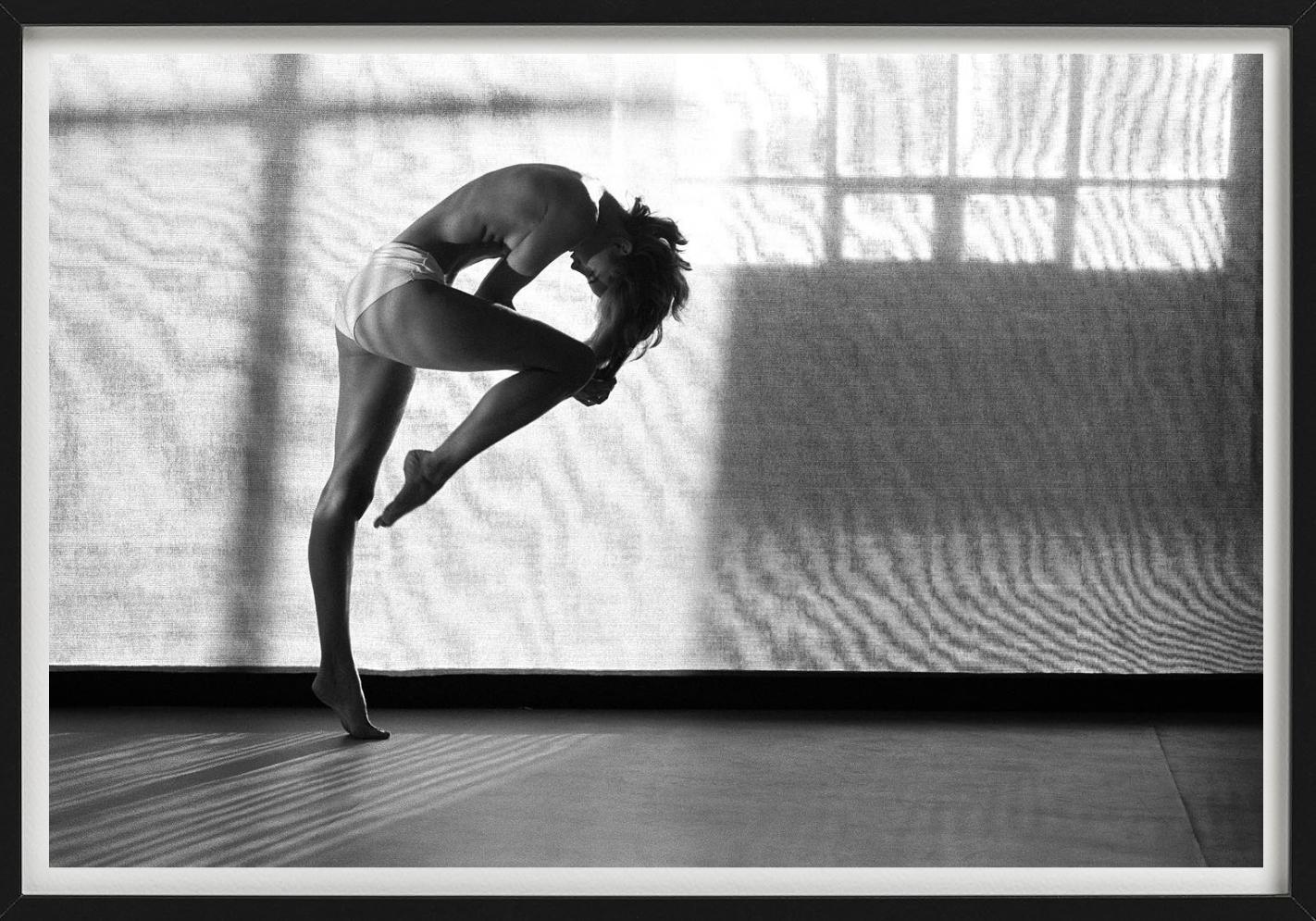 Lisa Durham, NYC, Nackte Tänzerin mit Lichttextur, Kunstfotografie, 1986 (Grau), Figurative Photograph, von Arthur Elgort
