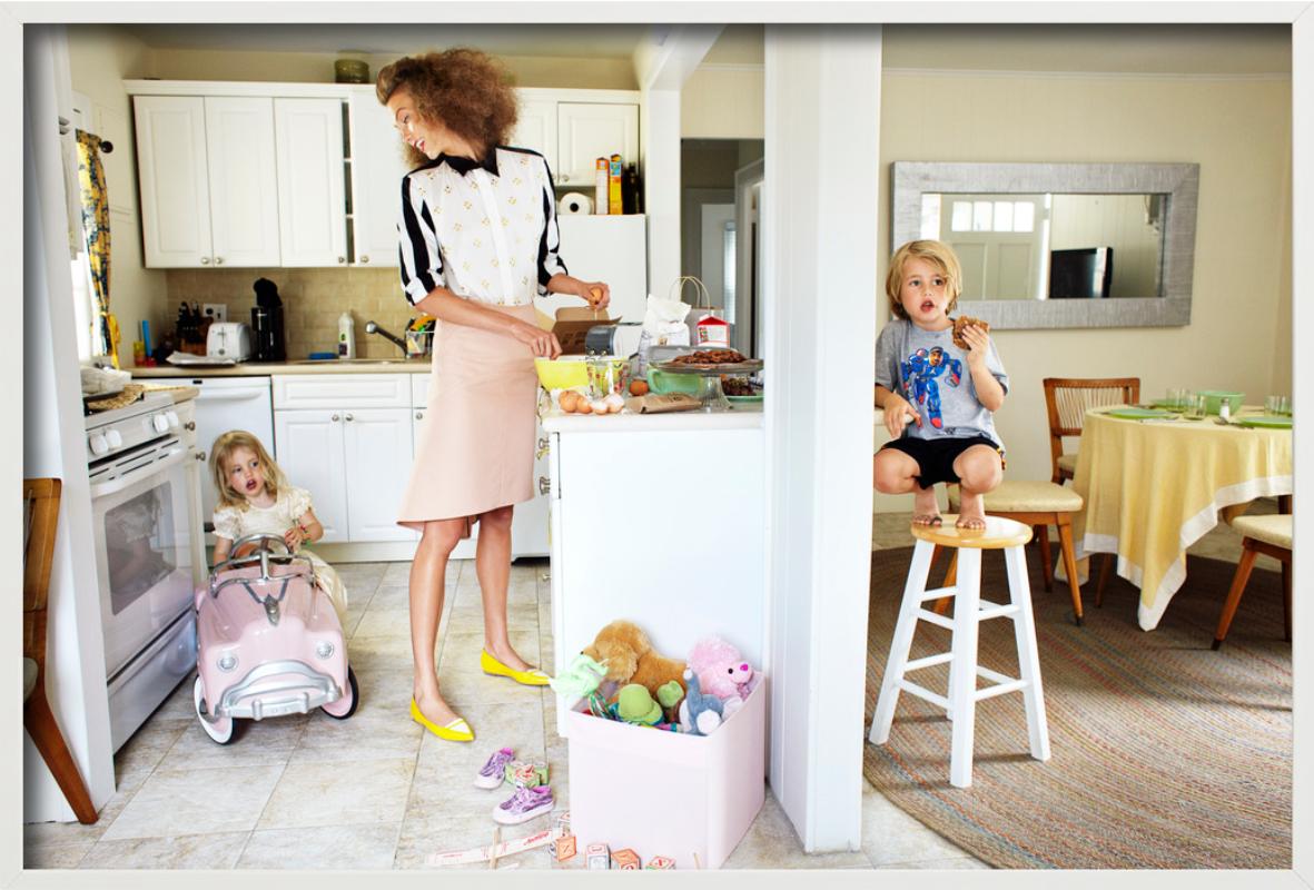 Little Pink House con Karlie Kloss, Fotografía artística - Photograph de Arthur Elgort
