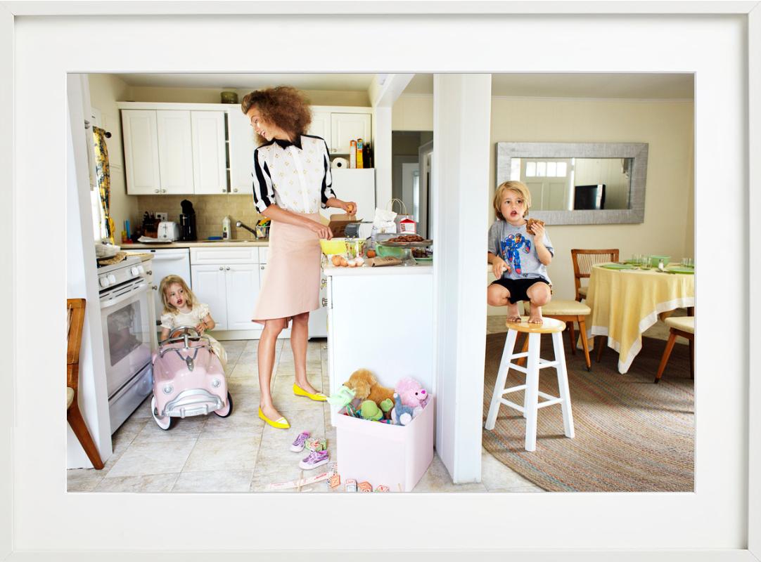 Little Pink House con Karlie Kloss, Fotografía artística - Photograph Contemporáneo de Arthur Elgort