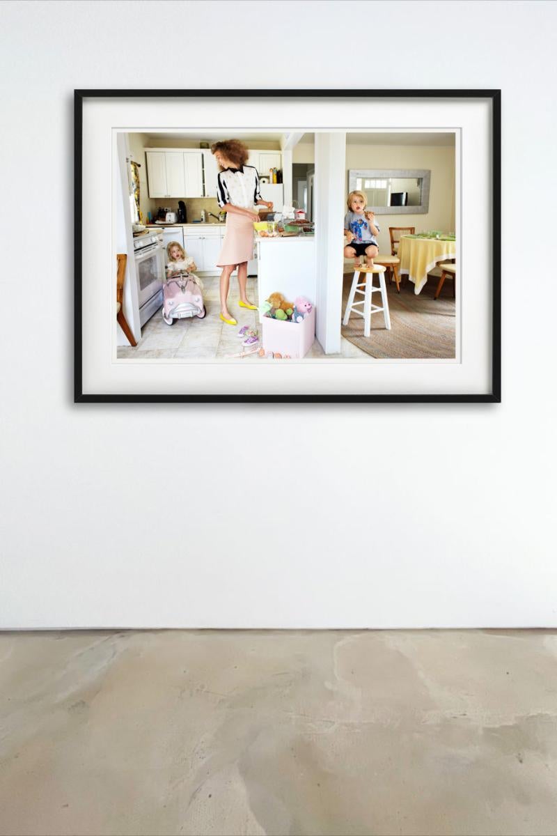 Una mujer en su cocina con sus dos hijos, fotografiada por Arthur Elgort 

Todas las impresiones son de edición limitada. Disponible en varios tamaños. Enmarcado de alta gama a petición.

Todas las impresiones están hechas y firmadas por el artista.