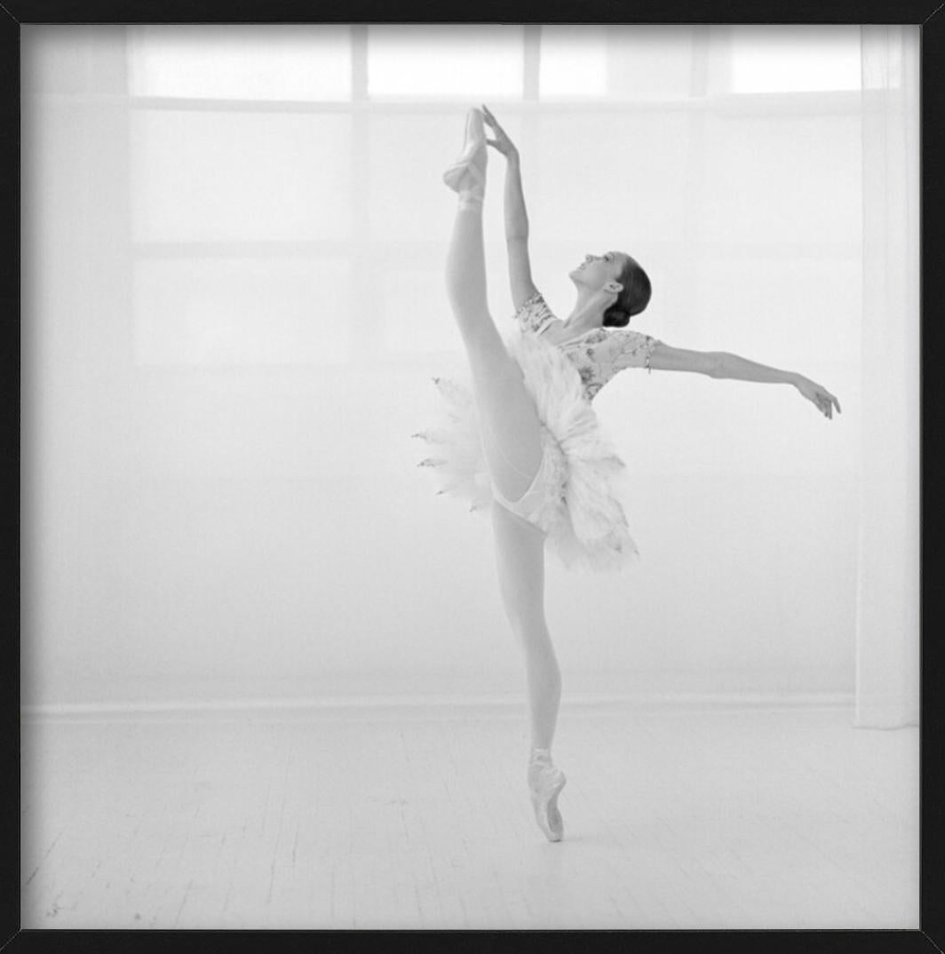 Maria Kowroski in Weiß, New Yorker Ballett, New York City, Ballett – Kunstfotografie, 1999 – Photograph von Arthur Elgort