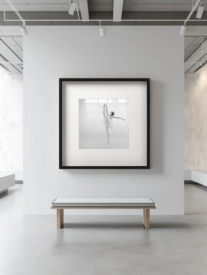 Maria Kowroski in Weiß, New Yorker Ballett, New York City, Ballett – Kunstfotografie, 1999 (Zeitgenössisch), Photograph, von Arthur Elgort