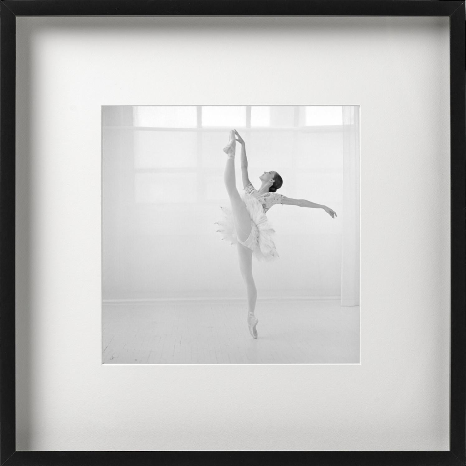 Maria Kowroski in Weiß, New Yorker Ballett, New York City, Ballett – Kunstfotografie, 1999 (Grau), Black and White Photograph, von Arthur Elgort
